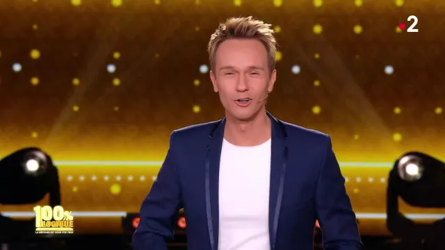 The navy blue blazer worn by Cyril Féraud in the show 100% logique: the answer is right in front of your eyes