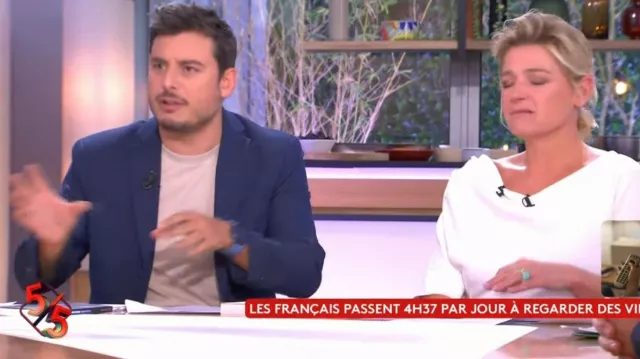 Camiseta blanca de Anne-Élisabeth Lemoine en C à Vous