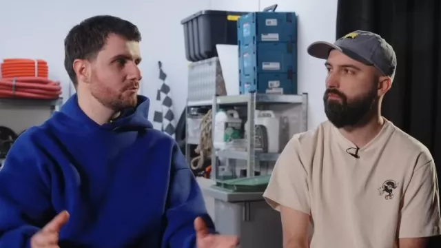 Le hoodie bleu porté par Amixem dans TROUVE LA PIÈCE SECRÈTE #1 (on a explosé le budget)