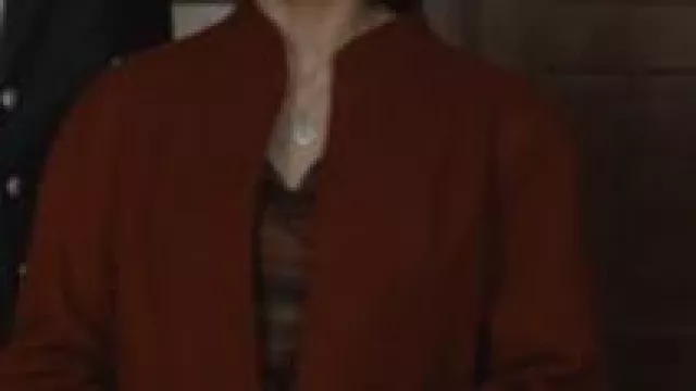 Red coat of Hannah Kahnwald (Maja Schöne) in Dark (S03E04)