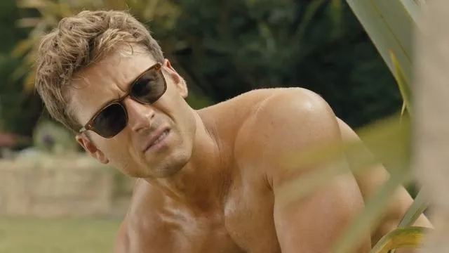 Sunglasses worn by Ben (Glen Powell) in Anyone But You movie