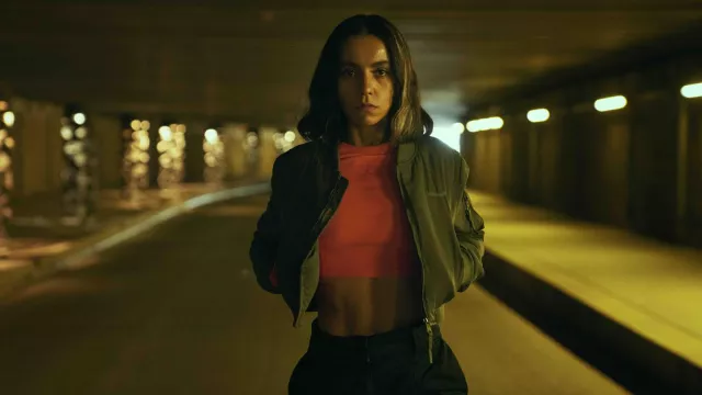 The orange crop top worn by Lyna (Lina El Arabi) in the series Furies (Season 1)