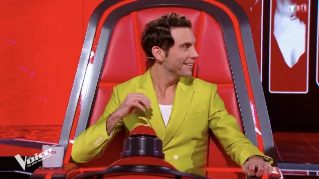 Le costume jaune portés par Mika dans l'émission The Voice du 10 février 2024