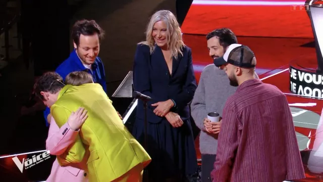 L'ensemble jupe et veste bleu marine porté par Zazie dans The Voice du 10 février 2024