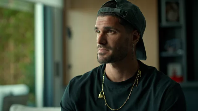 Gold chain with padlock pendant worn by Rodrigo De Paul in Messi's World Cup: The Rise of a Legend (S01E02)