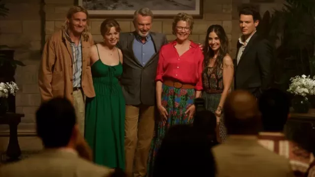 Jupe longue fleurie portée par Joy Delaney (Annette Bening) comme on le voit dans Apples Never Fall (Saison 1)