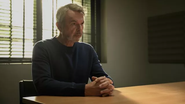 Pull à col rond bleu marine porté par Stan (Sam Neill) comme on le voit dans Apples Never Fall (Saison 1)
