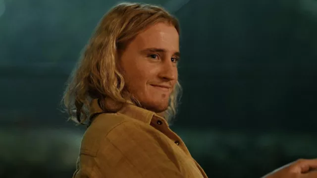 Chemise jaune moutarde portée par Logan Delaney (Conor Merrigan Turner) dans Apples Never Fall (saison 1)
