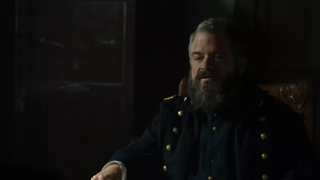 Uniforme militaire porté par le détective Lafayette Baker (Patton Oswalt) tel qu’on le voit dans Chasse à l’homme (S01E03)