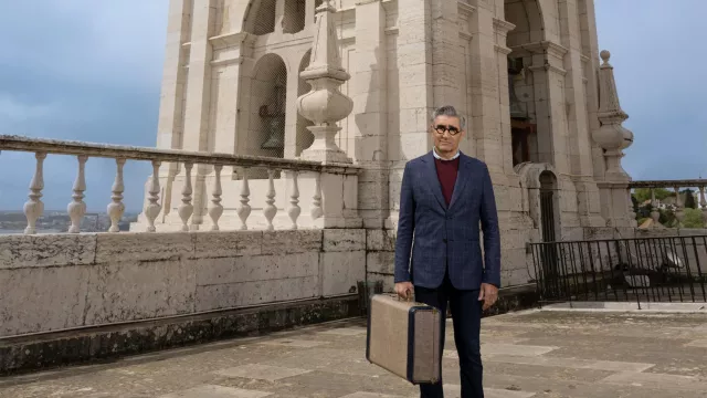 Blazer bleu à carreaux porté par Eugene Levy dans The Reluctant Traveler with Eugene Levy (Saison 1 Episode 7) - Lisbonne