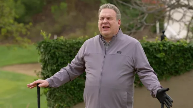 Veste de golf à fermeture éclair TravisMathew en gris portée par Jeff Greene (Jeff Garlin) comme on le voit dans Curb Your Enthusiasm (S12E03)