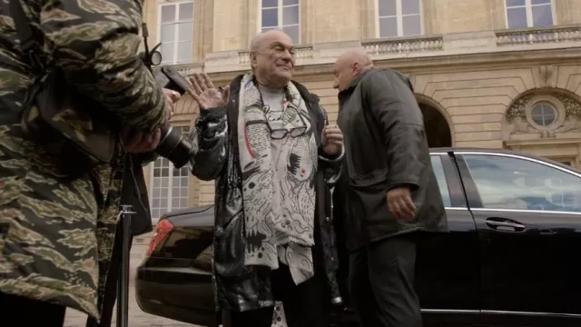 The coat worn by Pierre Cadault (Jean-Christophe Bouvet) in the series Emily in Paris (S01E10)