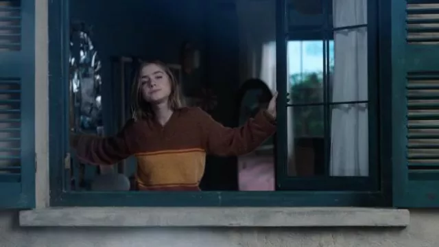 Pull marron porté par Raquel (Clara Galle) comme on le voit dans À travers ma fenêtre 3 : Garde-robe de film