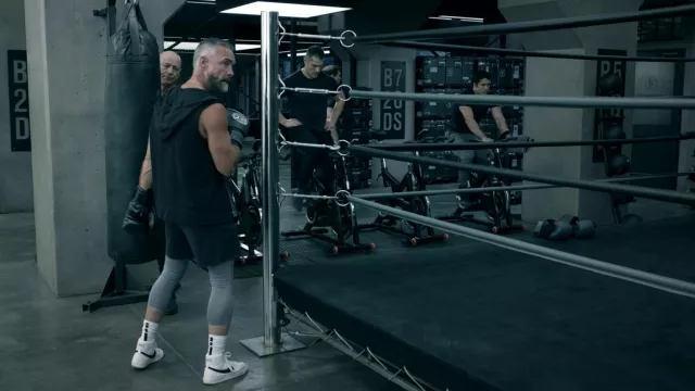 Baskets blanches Nike portées par le sergent David 'Deacon' Kay (Jay Harrington) dans S.W.A.T. (Saison 7 Épisode 2)