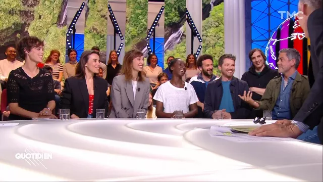 The grey jacket worn by Emilie Caen in the Quotidien show of May 8, 2023