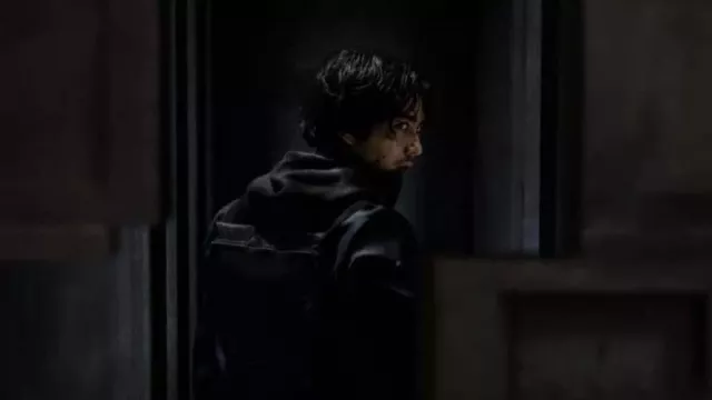 The sweatshirt worn by Haru (Kento Kaku) in the series House of Ninjas ...