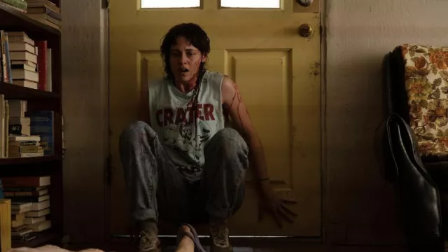 Débardeur Crater porté par Lou (Kristen Stewart) dans la garde-robe du film Love Lies Bleeding