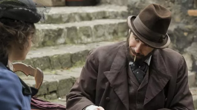 Sombrero marrón usado por Laurent Debienne (Edward Akrout) en el programa de televisión Genius (T02E03)