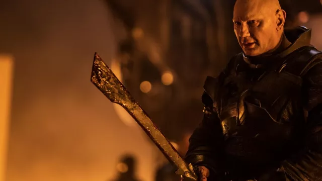 Espada Harkonnen utilizada por Bestia / Glossu Rabban (Dave Bautista) como se ve en Dune: Parte Dos