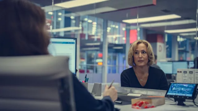Collier pendentif animal porté par Emily Maitlis (Gillian Anderson) comme on le voit dans les tenues du film Scoop