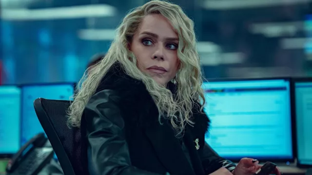 Veste en cuir à col de fourrure portée par McAlister (Billie Piper) comme on le voit dans Scoop