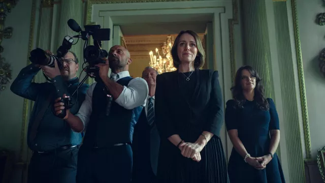 Collier en or porté par Amanda Thirsk (Keeley Hawes) comme on le voit dans le film Scoop