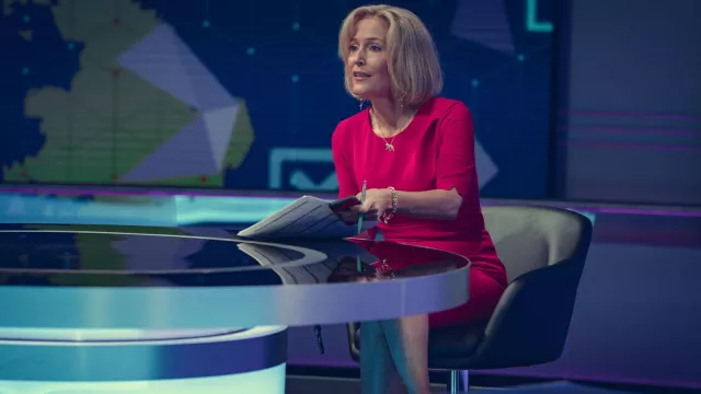 Bracelet en or porté par Emily Maitlis (Gillian Anderson) comme on le voit dans le film Scoop