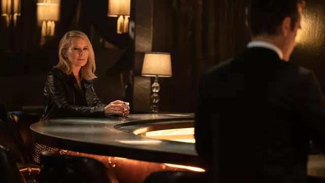 Chaqueta de cuero con tachuelas usada por Melanie (Amy Ryan) como se ve en los atuendos de la serie de televisión Sugar (T01E01)