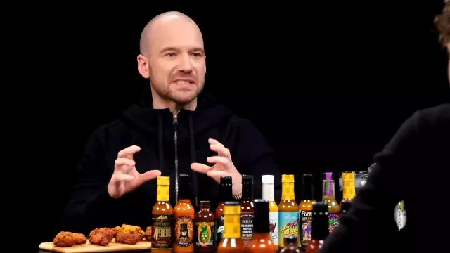 Pull zippé porté par Sean Evans comme on le voit dans Hot Ones