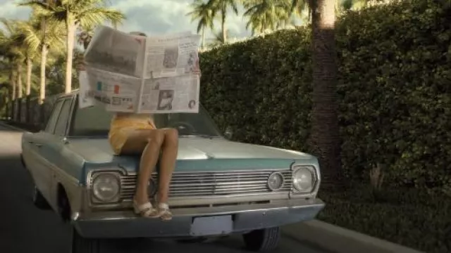 Voiture Plymouth utilisée par Maxine Simmons (Kristen Wiig) dans la série télévisée Palm Royale (S01E01)