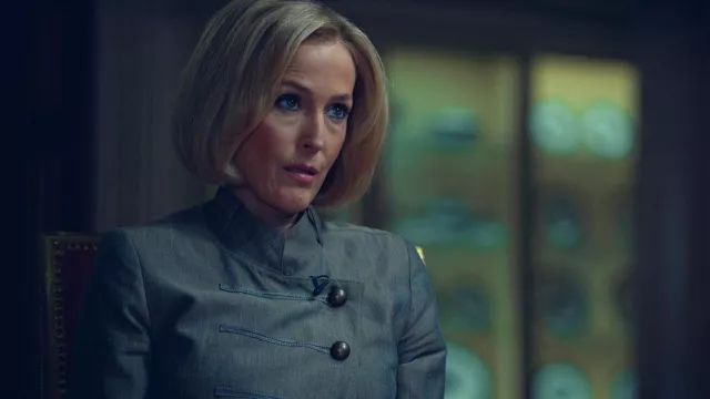 Veste grise portée par Emily Maitlis (Gillian Anderson) comme on le voit dans le film Scoop