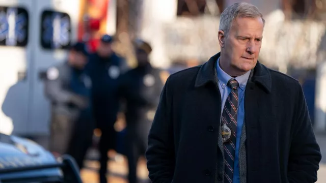 Cravate rayée portée par Del Harris (Jeff Daniels) dans la série télévisée American Rust (saison 2)