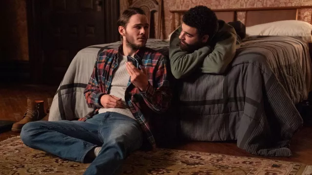 Camisa a cuadros usada por Billy Poe (Alex Neustaedter) como se ve en el programa de televisión American Rust (Temporada 2)
