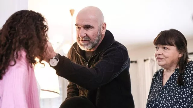 The watch worn by Julien 'Casta' Castaneda (Eric Cantona) in the series Anonymous Brigade (S01E01)