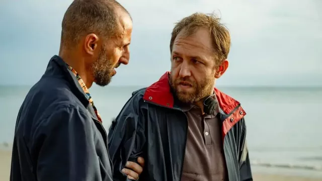 The jacket worn by Carl (Tom Phenix) in the series Anonymous Brigade (S01E03)