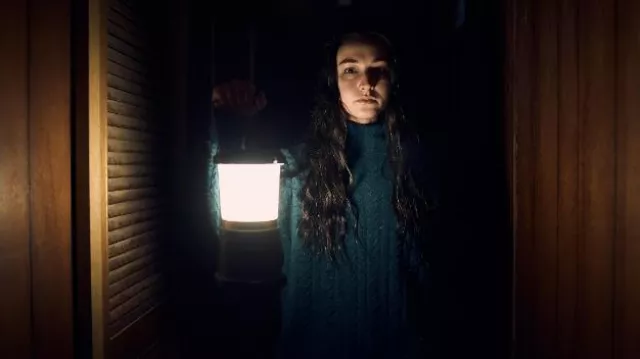 Suéter azul usado por The Visitor (Jordan Cowan) como se ve en los atuendos de la película You'll Never Find Me