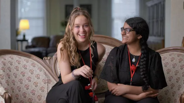 Pendentif collier porté par Nisha Murali dans le documentaire Girls State