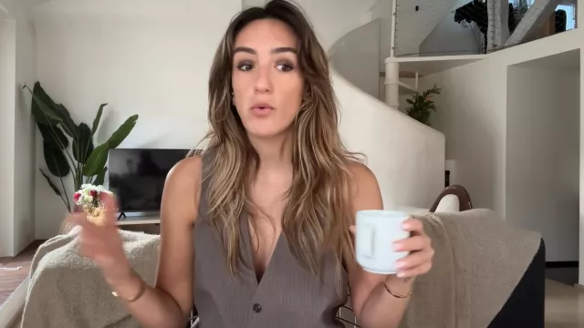 Top worn by Kenza Sadoun El Glaoui in Retour à Paris : 1 an plus tard, le bilan YouTube video