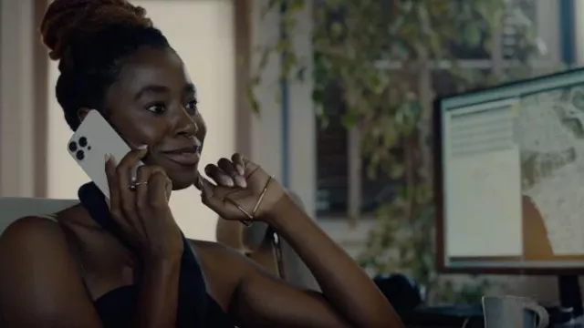 Bracelet en or porté par Ruby (Kirby Howell-Baptiste) dans la série télévisée Sugar wardrobre (Saison 1 Épisode 3)