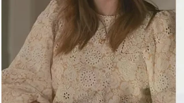 Print Eyelet blouse of Maddie Townsend (JoAnna Garcia) in Sweet Magnolias (S03E05)