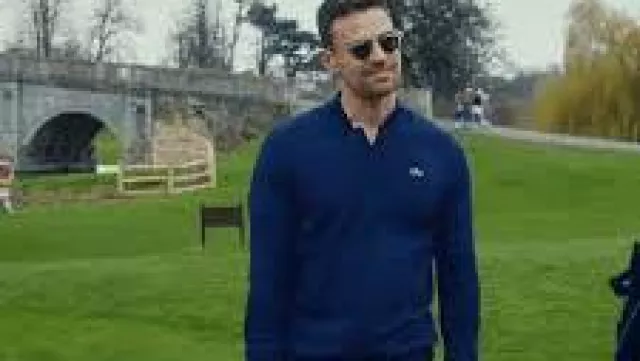 Lacoste collarless golf top of Eddie Horniman (Theo James) in The Gentlemen (S01)