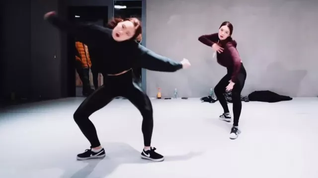 Zapatillas Nike usadas por la chica del jersey azul en el video de YouTube Booty Man (Cheek Freaks Remix) - Redfoo / May J Lee & Koosung Jung Choreography