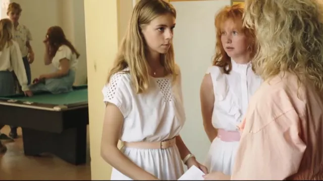 Lena's (Elina Sätterman) white openwork dress in Sommaren 85 (S01E02)