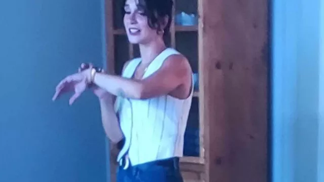Chemisier sans manche de Leyla Taylan unknown episodes (Serenay Sarıkaya) dans Merci et au suivant ! (S01E01)