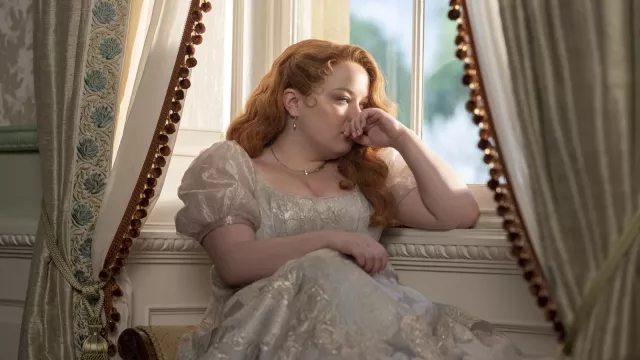 Collier porté par Penelope Featherington (Nicola Coughlan) comme on le voit dans Bridgerton (Saison 3)