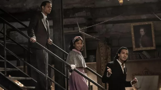 Robe rose portée par Claudia (Delainey Hayles) comme on le voit dans Entretien avec le vampire (Saison 2 Épisode 2)