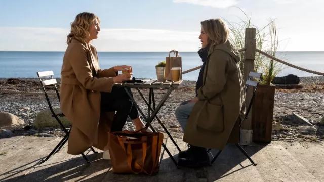 Tenues de la série télévisée du Maryland : Cathy (Stockard Channing) porte un manteau à capuche dans l’épisode 2 de la saison 1