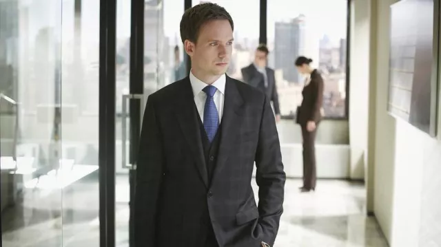 Série télévisée Suits : costume, cravate et chemise portés par Mike Ross (Patrick J. Adams) de la saison 4, épisode 1