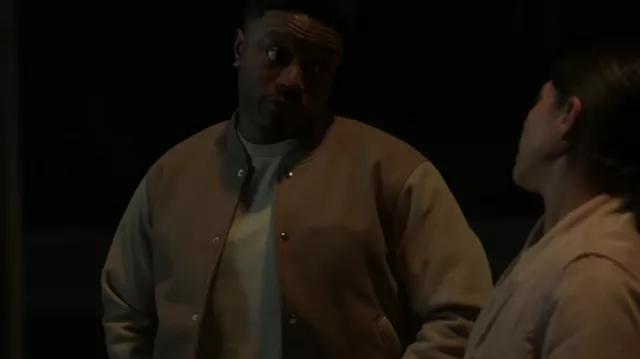 The Rookie outfits: Aaron Thorsen (Tru Valentino) is wearing a cream baseball jersey or bomber jacket in the first minutes of the episode 5 from season 22