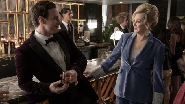 Hacks serie de televisión Joyería: Deborah Vance (Jean Smart) lleva pendientes en forma de diamante en el episodio 3 de la temporada 3
